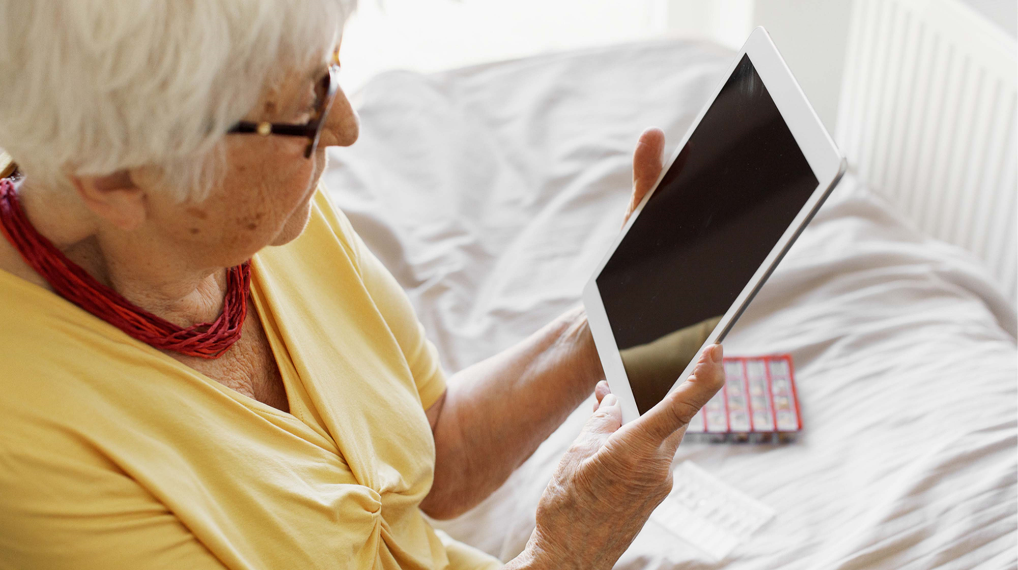 Äldre kvinna med iPad